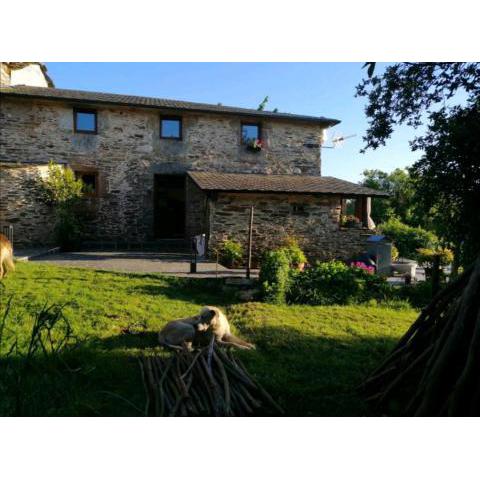 Casa de piedra en pequeña aldea de Ortigueira