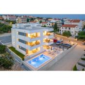 Sara luxury apartment with a pool